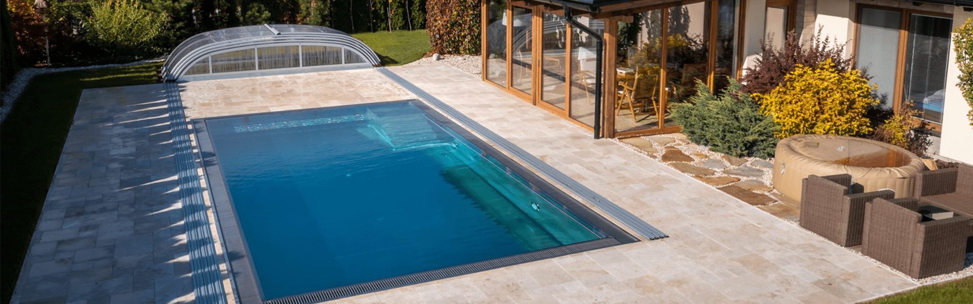 Nerezový přelivový bazén se zastřešením na venkovní terase