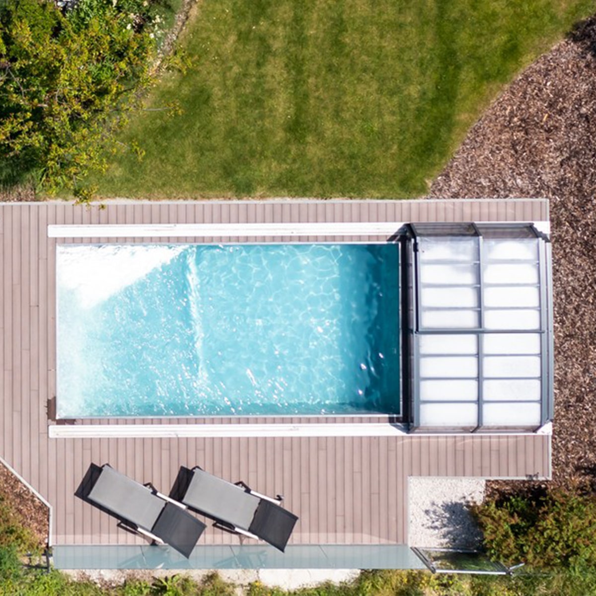 Nerezový bazén na zahradě focený dronem